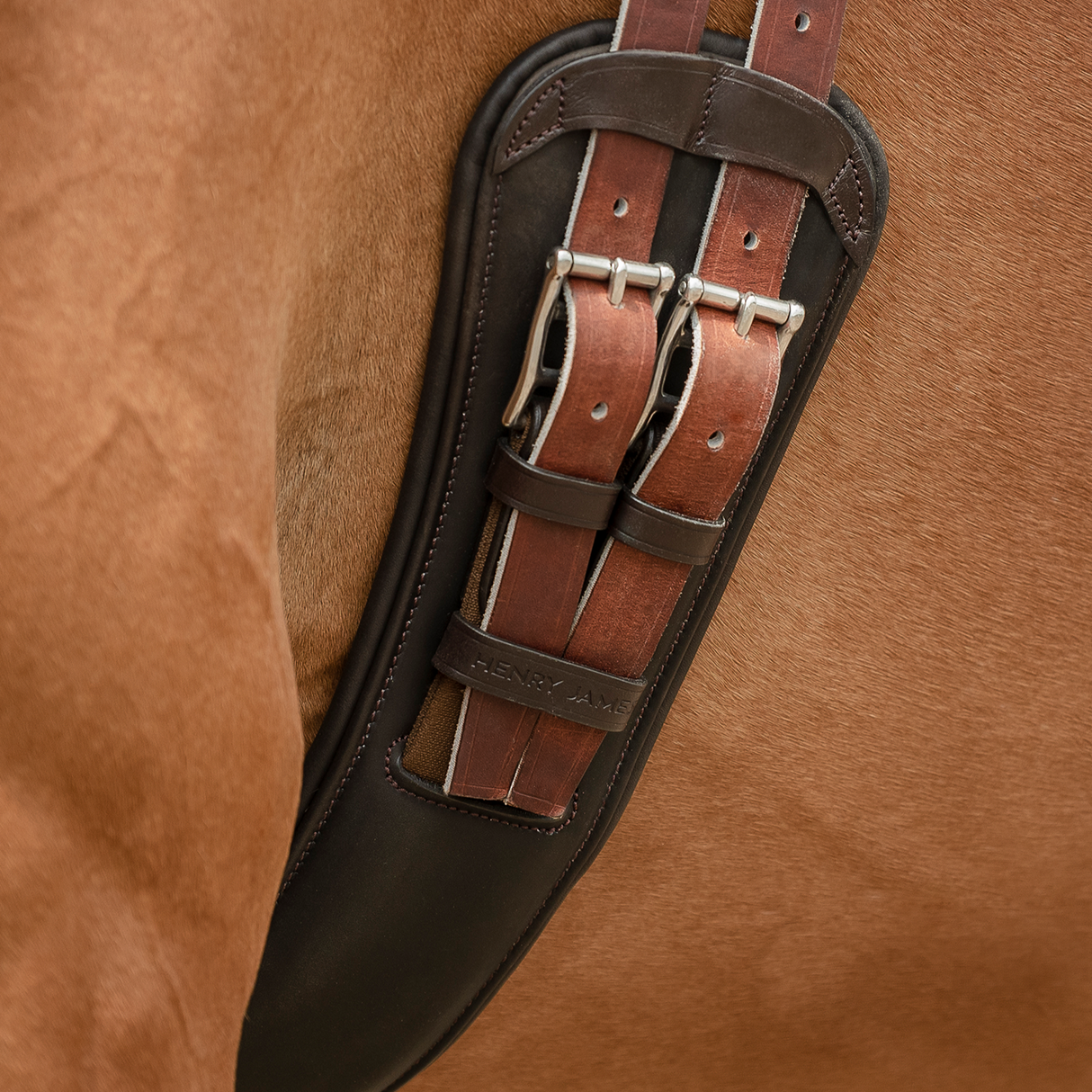 Henry James Curved Anatomic Short Girth #colour_havana-brown