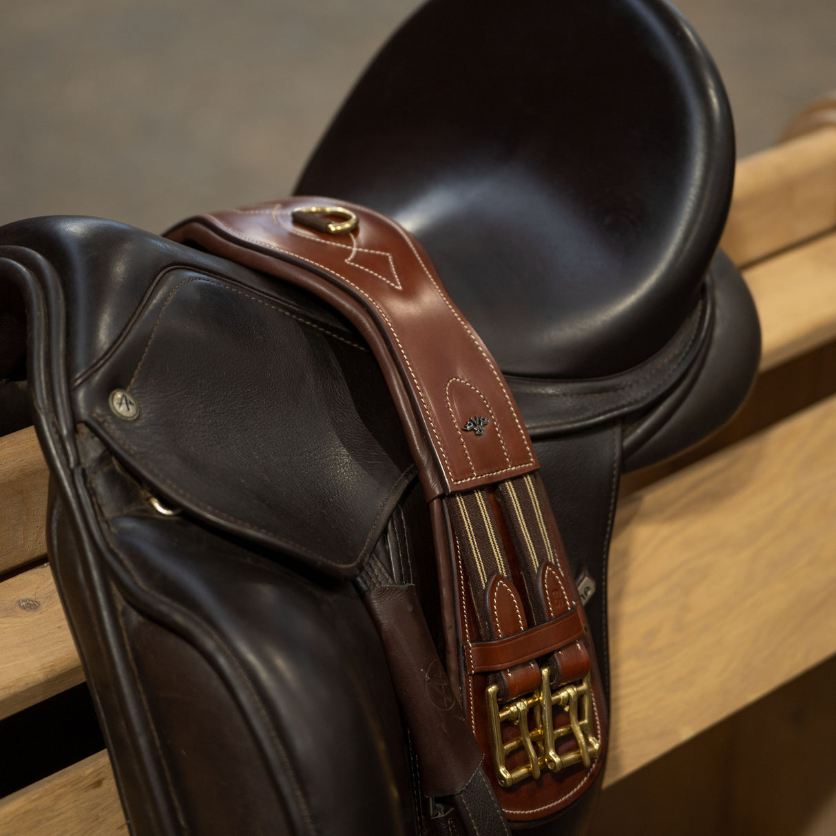 HV Polo Legacy Dressage Girth #colour_brown